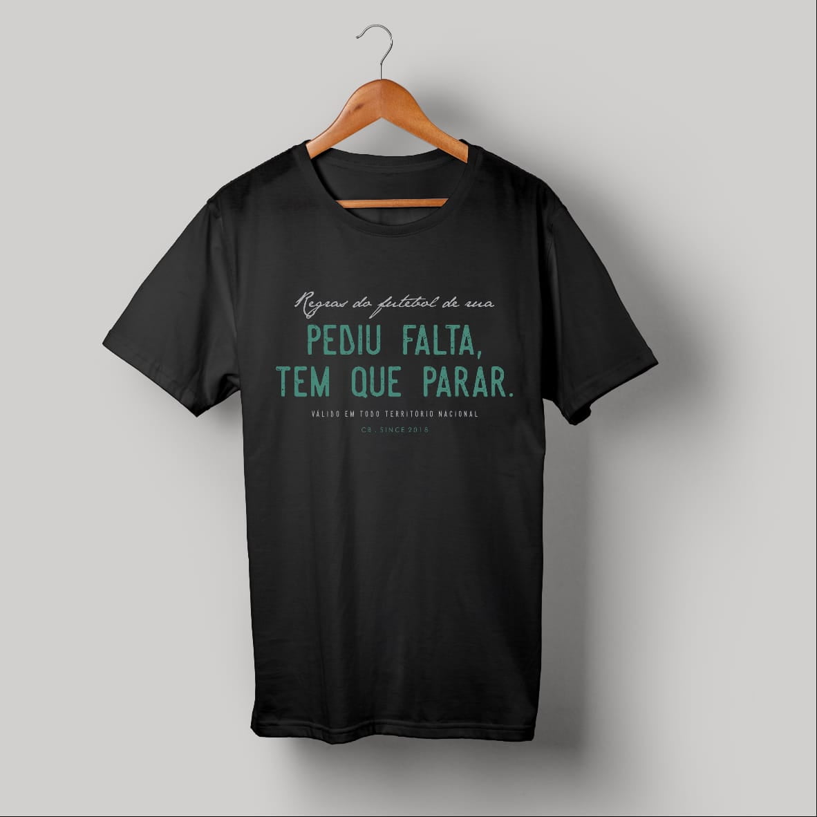 Sem Camisa sai com a bola